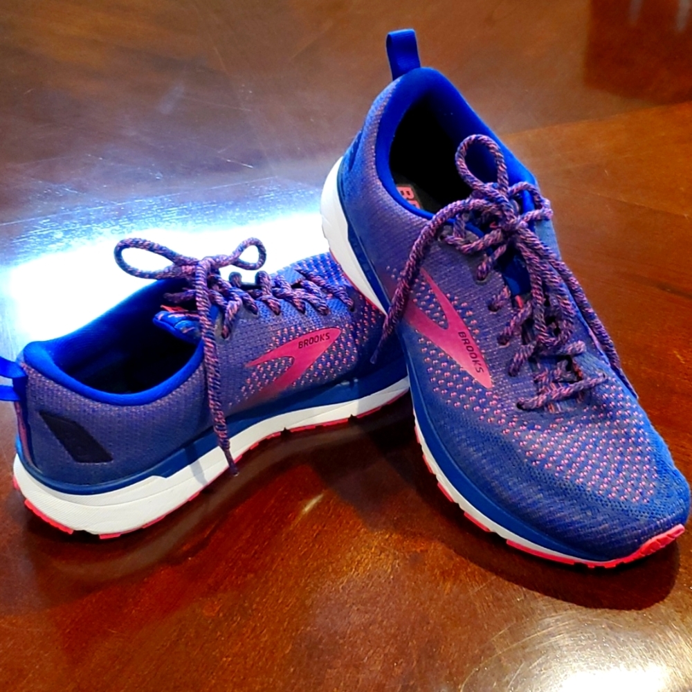 Brooks Revel 4 Sneakers, Women's Size 9.